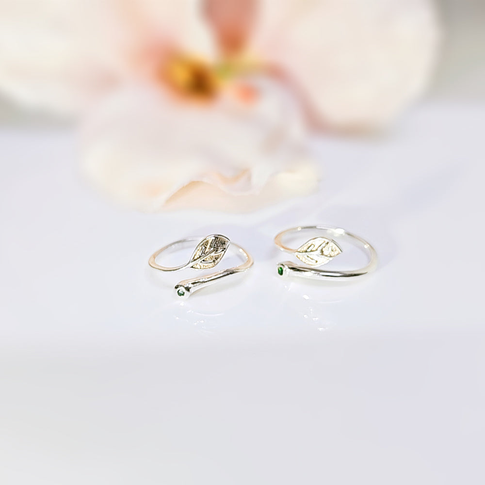 Tiny Leaf with Green Zircon Toe Ring in 925 Silver