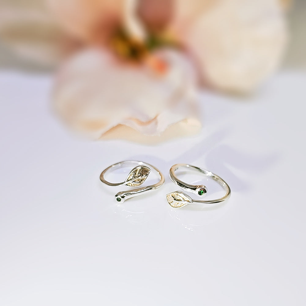 Tiny Leaf with Green Zircon Toe Ring in 925 Silver