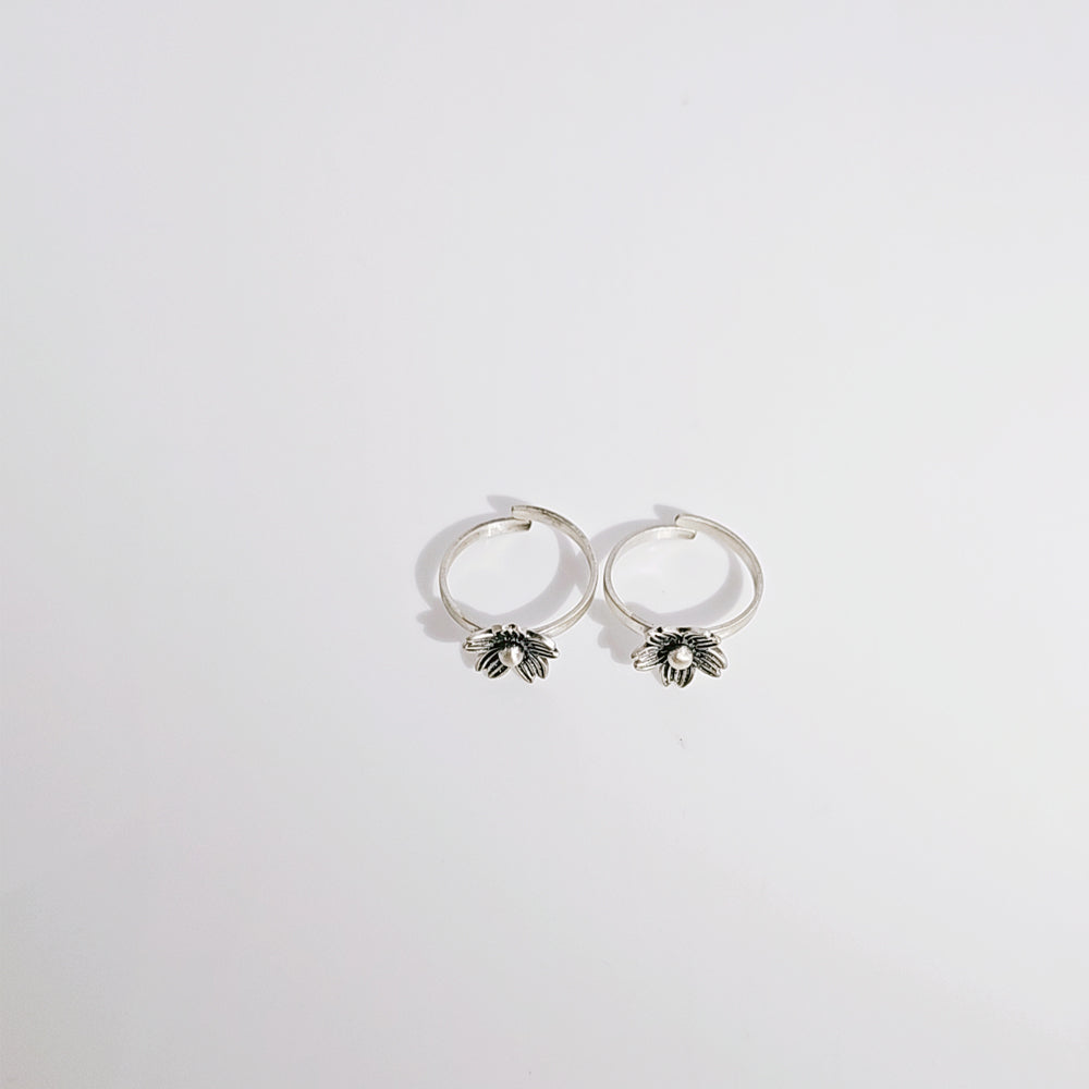 Textured Flower Toe Ring in Oxidised 925 Silver