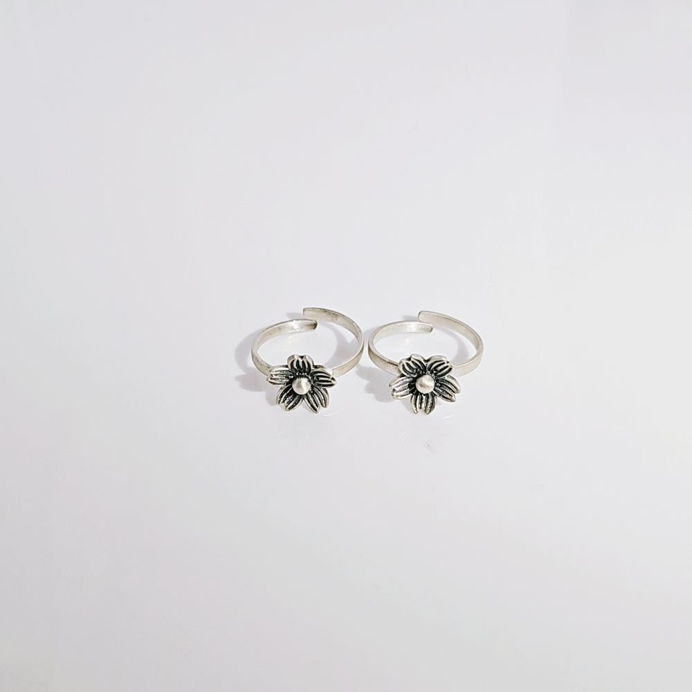 Textured Flower Toe Ring in Oxidised 925 Silver