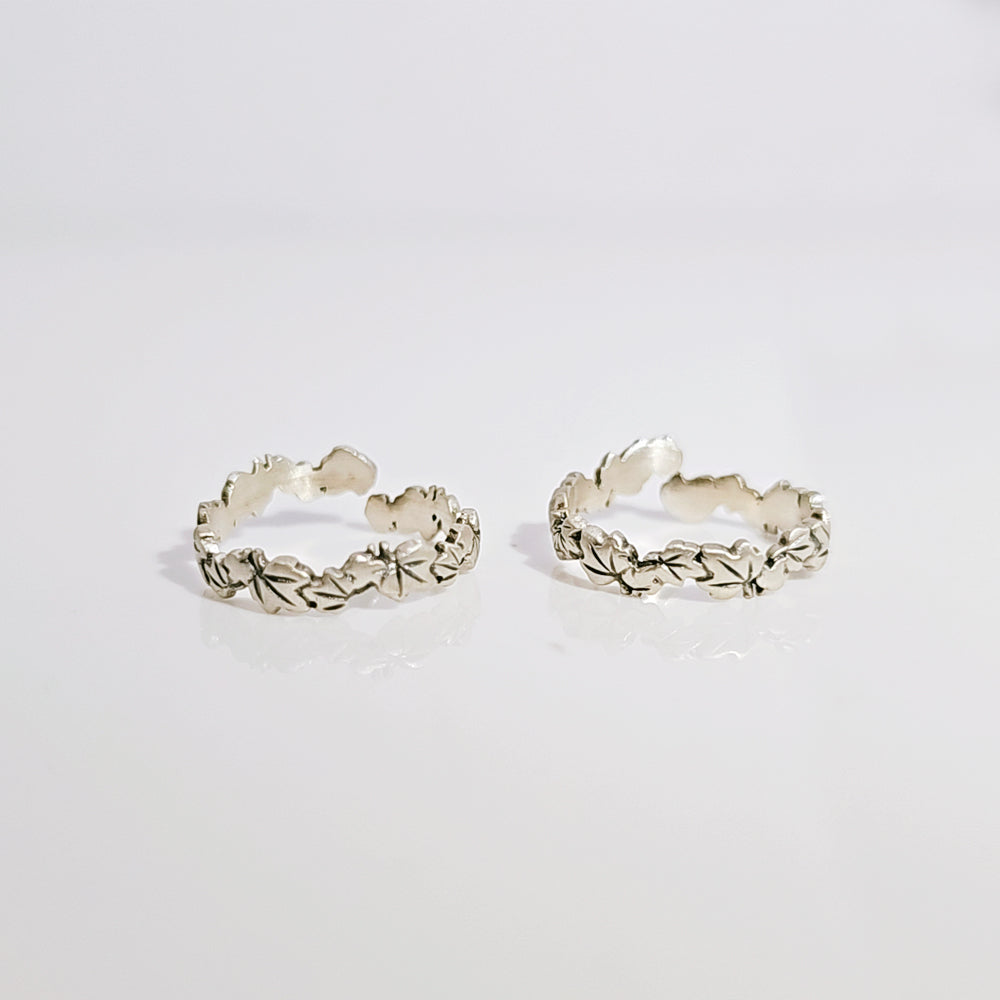 Maple Leaf Toe Ring in Oxidised 925 Silver