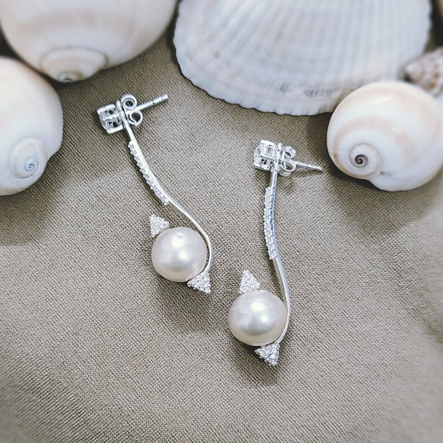 Pearly Dangle Earrings in 925 Silver