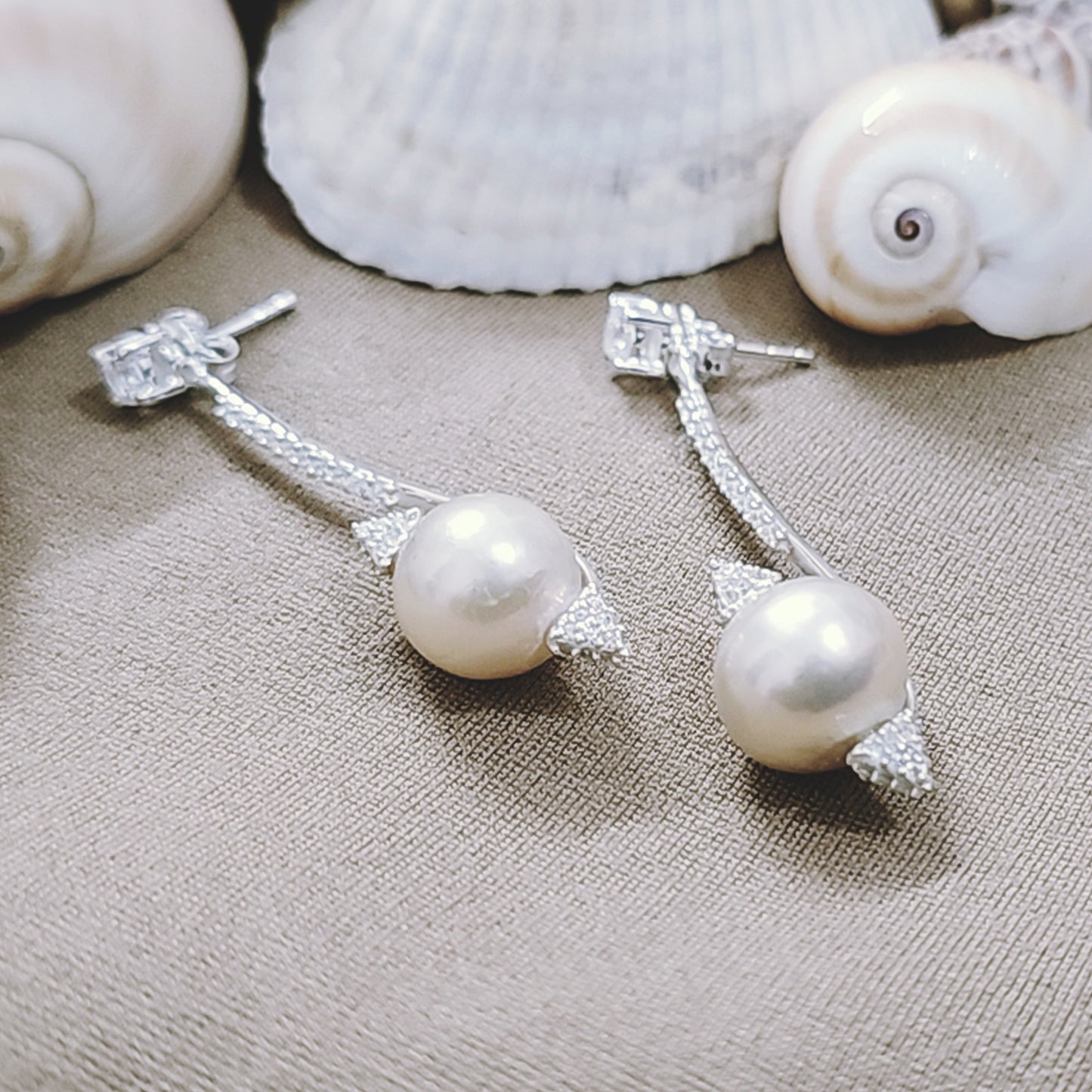 Pearly Dangle Earrings in 925 Silver