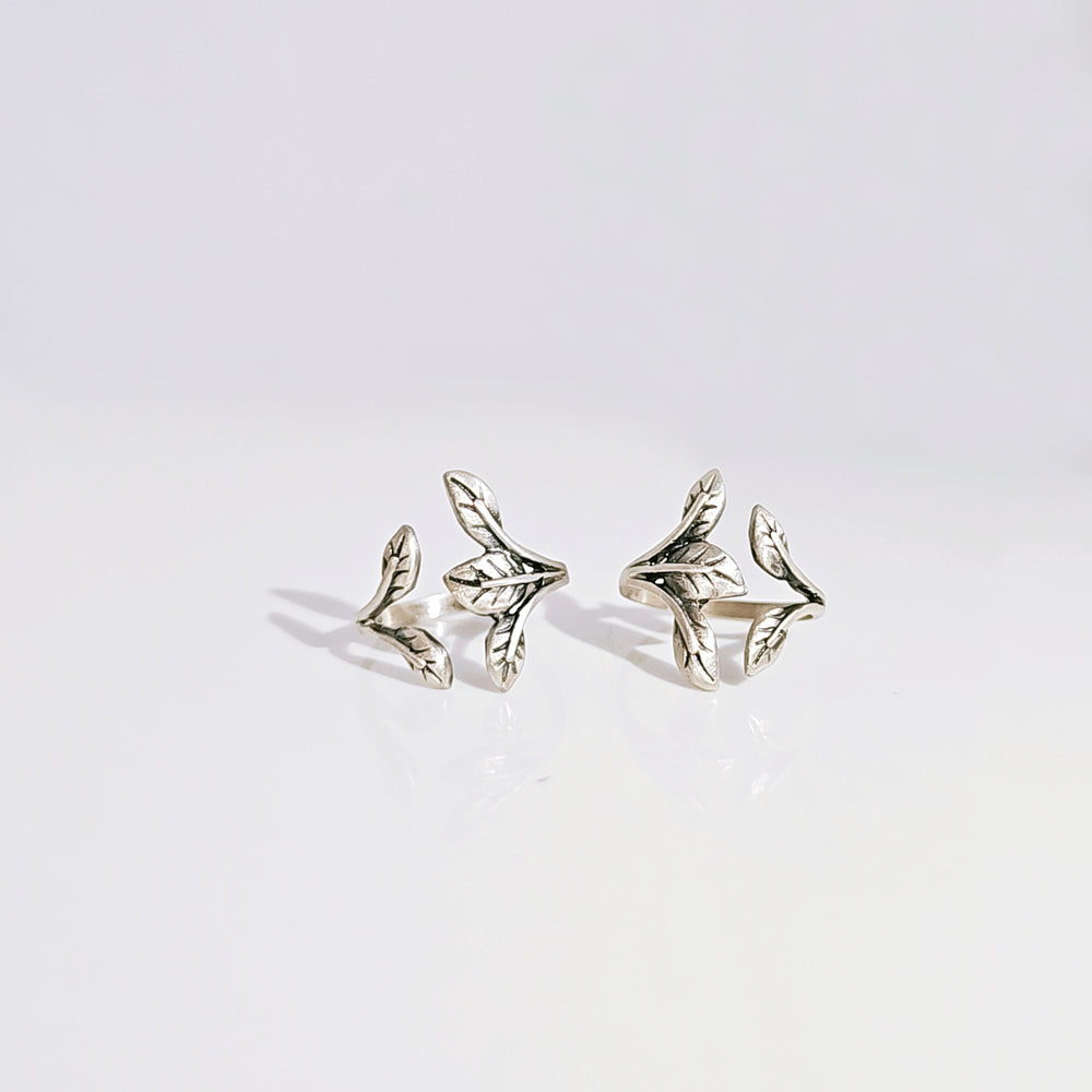 Bunch Of Leaves Toe Ring in Oxidised 925 Silver