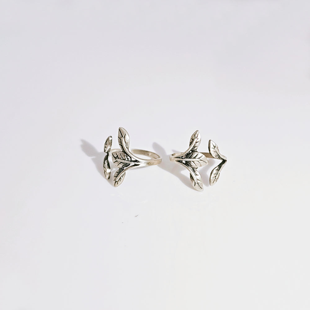 Bunch Of Leaves Toe Ring in Oxidised 925 Silver