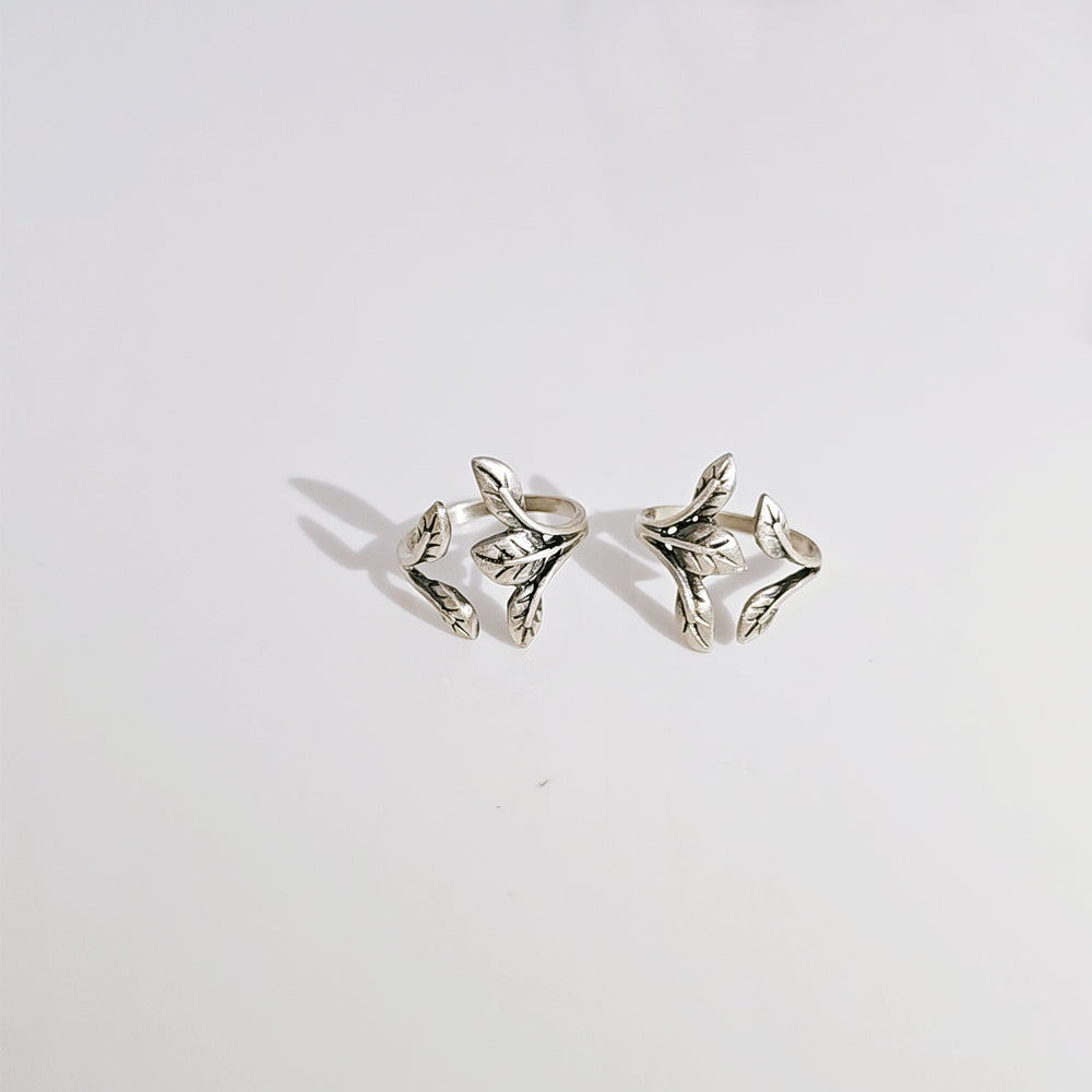Bunch Of Leaves Toe Ring in Oxidised 925 Silver