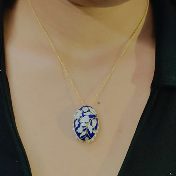 Chic Oval Pendant with Chain