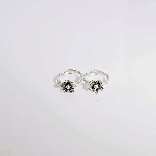 Textured Flower Toe Ring in Oxidised 925 Silver
