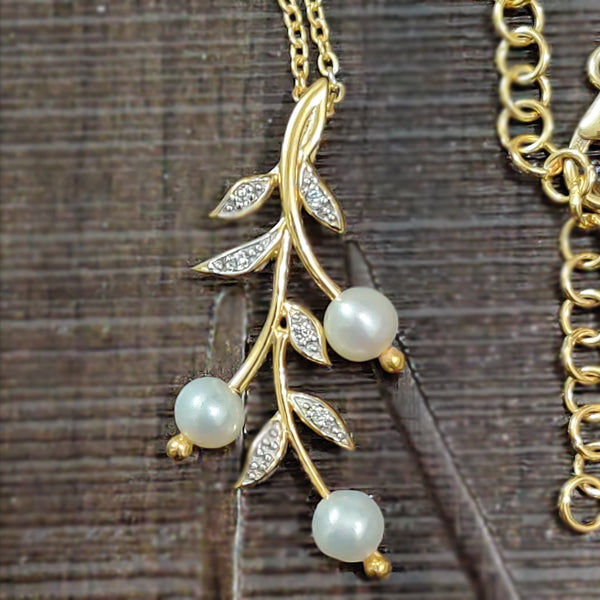 The Leafy Twig Pendant with Chain